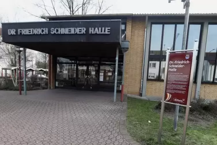 Seit geraumer Zeit wegen Brandschutzmängeln geschlossen: die sanierungsbedürftige Schneider-Halle.  Archivfoto: Iversen