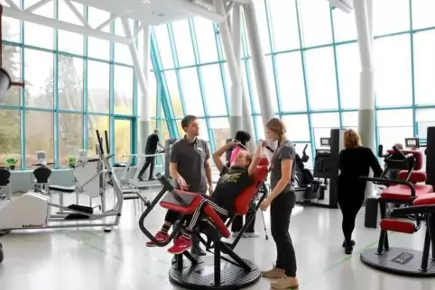 Simon Kaufmann, Leiter der Physiotherapie, testet mit seinen Kolleginnen Nadine Würtz und Lisa Keiber (rechts) die neuen Geräte.