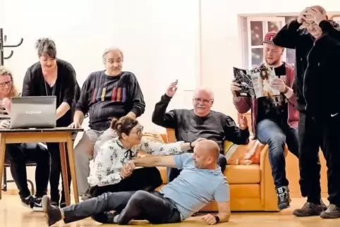 Reichlich Turbulenzen verspricht die Theater-Aufführung „Liebe, Frust und Schwiegermütter“.