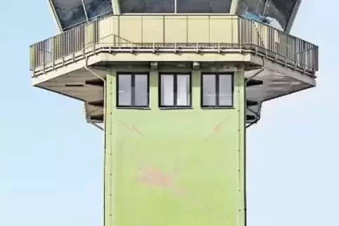 Wahrzeichen des Gewerbeparks Sembach: der Tower des ehemaligen Militärflughafens.