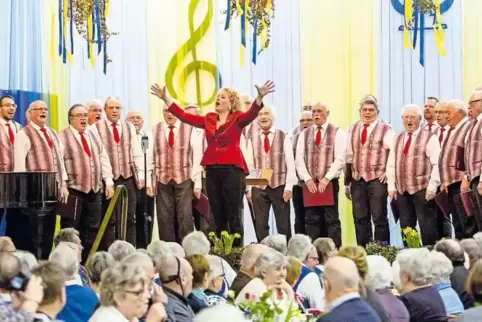 Machte den Auftakt beim Frühjahrskonzert: der Gesangverein Enkenbach mit der Leiterin Ekaterina Kronibus.