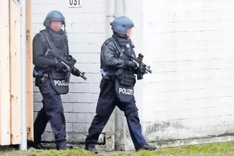 Polizisten nach einer Schießerei auf dem Wasserübungsplatz Reffenthal: Sie üben dort das richtige Verhalten in einer „lebensbedo