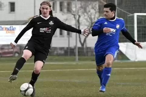  Die Frankenthaler, hier Nick Schröer (links) mit TSV-Spieler Edgar Barrientos Boldt, fanden spät ins Spiel. Dann holten sie Tor