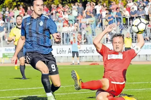 Er trumpft im Dress der Blau-Schwarzen auf: Torjäger Valmir Sulejmani will mit dem SV Waldhof in die Dritte Liga aufsteigen. Rec