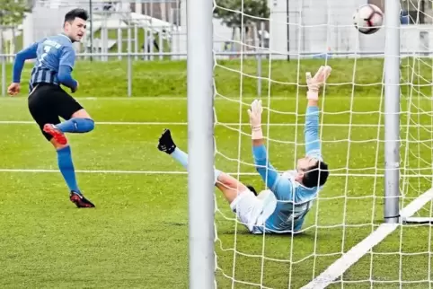 Überwunden: Ibrahim Anli (links) erzielt gegen Torwart Michael Hirschmann das 1:0.