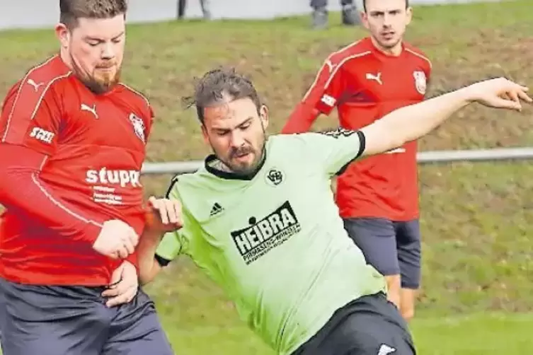 Gute Chance für den SV Bottenbach: Christoph Weller (r.) kommt Marcus Joyce, SG Thaleischweiler-Fröschen, zuvor, trifft aber nic