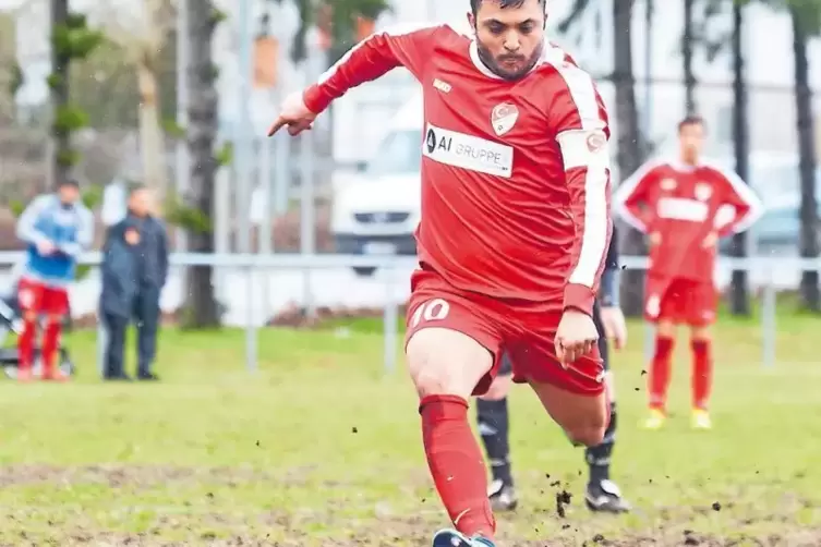 Das 2:0 für Fatihspor: Mustafa Sahin verwandelt diesen Strafstoß gegen den FC Erlenbach.