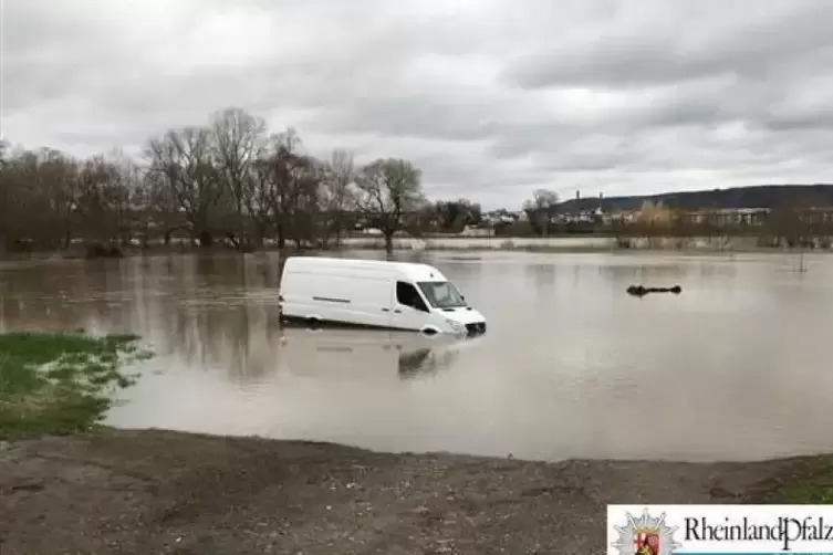 Nach anhaltenden Regenfällen stand der Transporter knietief im Rheinwasser. Foto: Polizei 