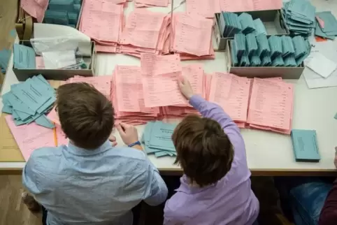 Wahlhelfer beim Auszählen der Stimmzettel: Ohne sie wären demokratische Wahlen nicht möglich. Foto: dpa 