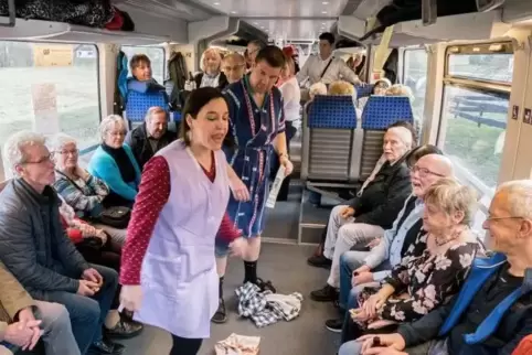 Ein handfester Streit und kernige Sprüche sorgten für gute Stimmung: Carmen Löhr und Matthias Moser.  Foto: Sayer