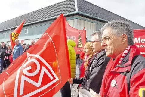 Arbeitnehmervertreter Damian Kroy und Oliver Simon mache die Politik für die drohenden Massenentlassungen verantwortlich.