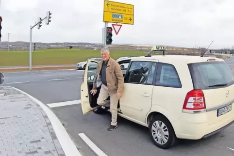 Taxiunternehmer Peter Herbst findet die Linksabbiegespur vollkommen überflüssig. Da könne man ruhig bei Rot aussteigen, meint er