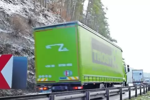 Es ist sehr eng an der berüchtigten Felsnase bei Hauenstein, wo sich alle paar Jahre immer wieder Unfälle ereignen, die meist tö