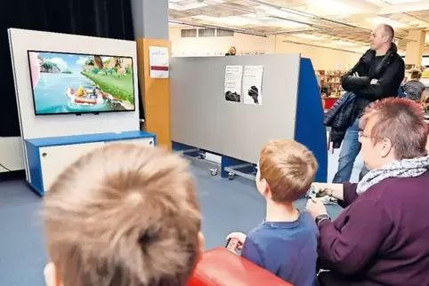 Spielen verbindet – auch im virtuellen Raum: Die Bildschirme und Konsolen waren am Samstag in der Stadtbücherei nicht nur bei de