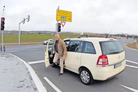 Taxiunternehmer Peter Herbst findet die Linksabbiegespur vollkommen überflüssig: Da könne man ruhig bei Rot aussteigen, denn dor