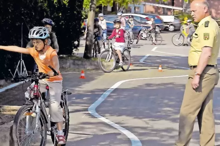 Die Polizei bildet alle Grundschulkinder im Radfahren aus.