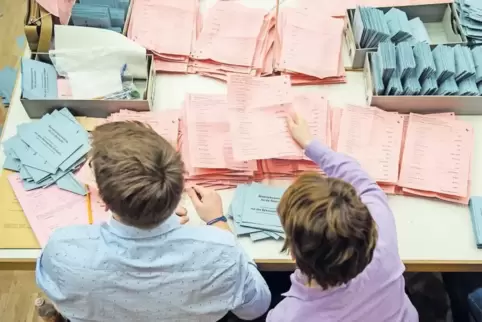 Wahlhelfer beim Auszählen der Stimmzettel: Ohne sie wären demokratische Wahlen nicht möglich.