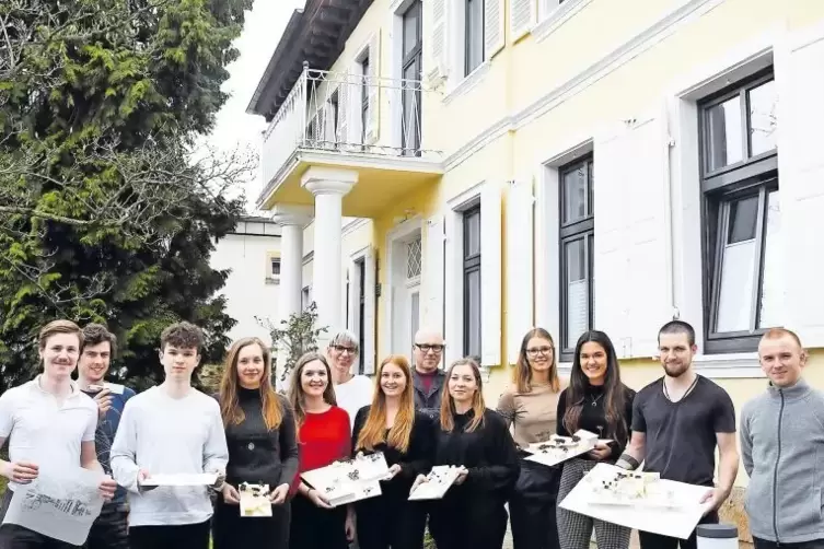 Vor der Villa Depper präsentieren Architekturstudenten der Hochschule Würzburg ihre Pläne. Dahinter die Stuttgarter Architekten 