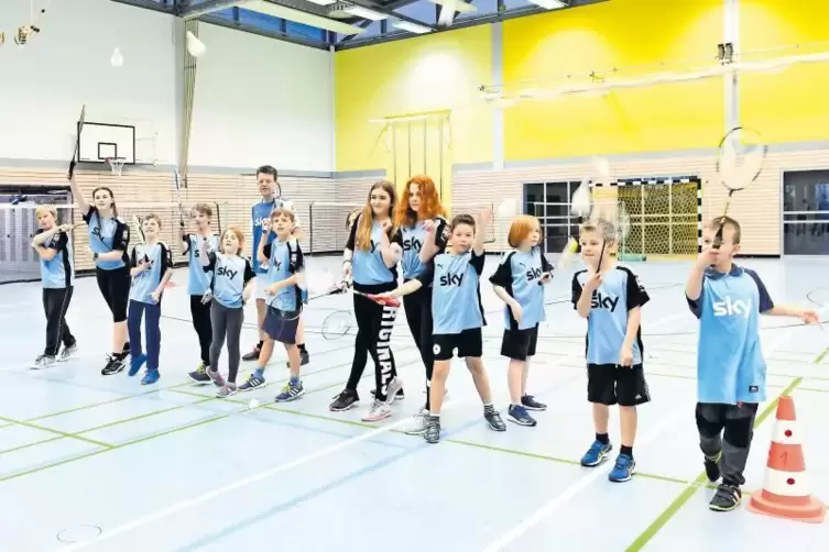 Ins Blaue geschlagen: Der Nachwuchs des Badmintonclubs Römerberg trainiert freitagabends in der Rhein-Pfalz-Halle.