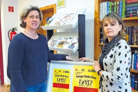 Sie stemmen hauptsächlich den Teenager-Kleider-Basar im MGH Ramstein: Susanne Wagner und Manuela Scherer (von links).