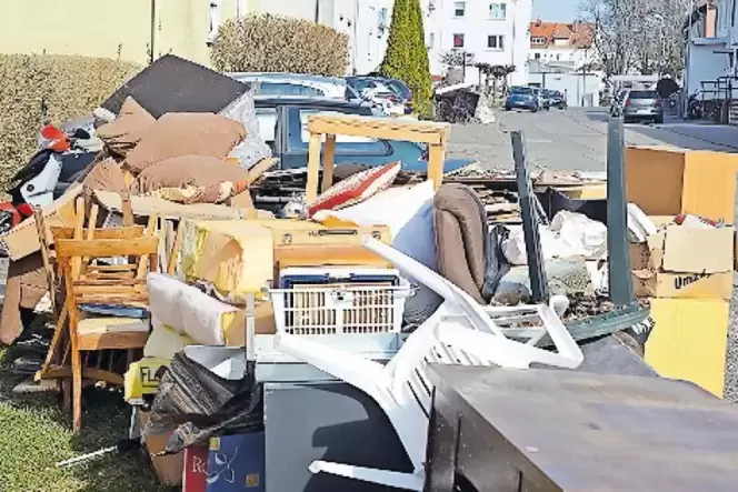 An der Priesterwiese stapelten sich mehrere Müllberge, die mehr als Sperrmüll enthielten.