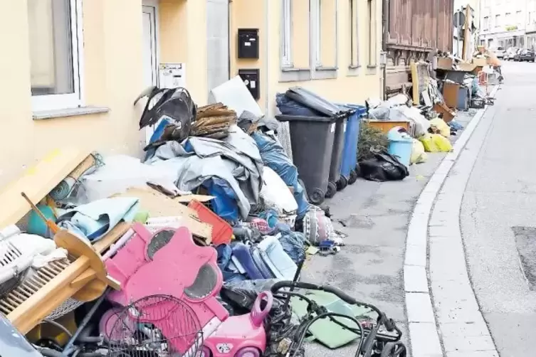 In der Winzler Stra&szlig;e reichte oft der B&uuml;rgersteig nicht f&uuml;r den vielen M&uuml;ll.