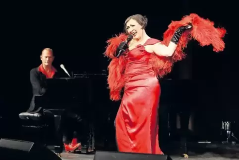 Lady in Rot: Die Diseuse Eva Leupold und ihre Gatte Rainer, das „Tier“, am Piano.