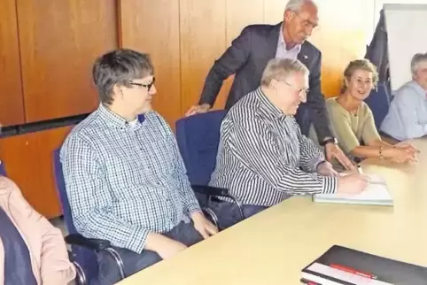 Bei der Unterzeichnung des Quartierskonzepts: (von links) Hinterweidenthals Ortsbürgermeister Barbara Schenk, ihr Kollege Herber