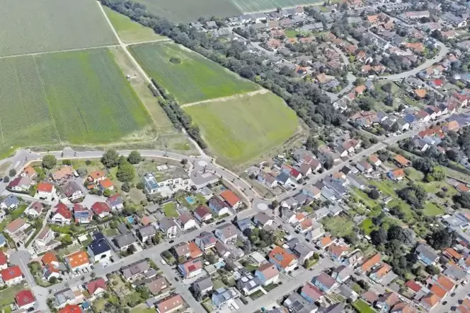 Das Baugebiet K2 (Bildmitte, zwischen Kreisel und Grünstreifen) soll bald erschlossen werden. Das Baugebiet K2 (Bildmitte, zwischen Kreisel und Grünstreifen) soll bald erschlossen werden.