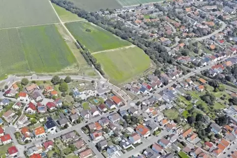 Das Baugebiet K2 (Bildmitte, zwischen Kreisel und Grünstreifen) soll bald erschlossen werden.
