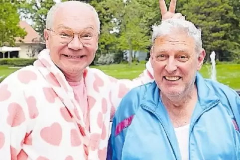 Martin Rassau und Bernhard Ottinger pflegen in „Lou mer mei Rhou“ ihre Zipperlein.