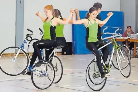 Wurde mit 80,02 Punkten Landesmeister: der Kunstrad-Vierer mit Anna-Lena Becker (links) und Carina Steger (vorne rechts).