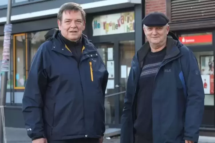 Peter Herrmann (links) und Bernhard Süß möchten ihren Stadtteil lebenswerter machen. Im Hintergrund das Mehrgenerationenhaus am 