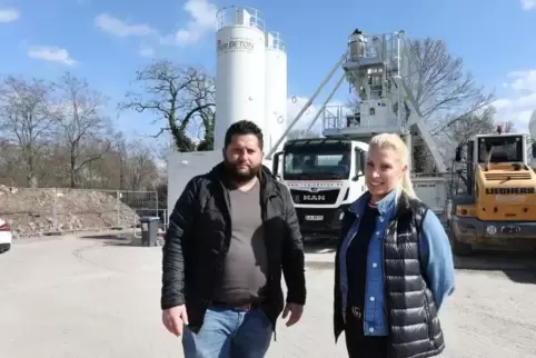 Denis Baumann mit seiner „rechten Hand“ Jill Ternes, die das Konzept für das Werk mitentwickelt hat.   Foto: van
