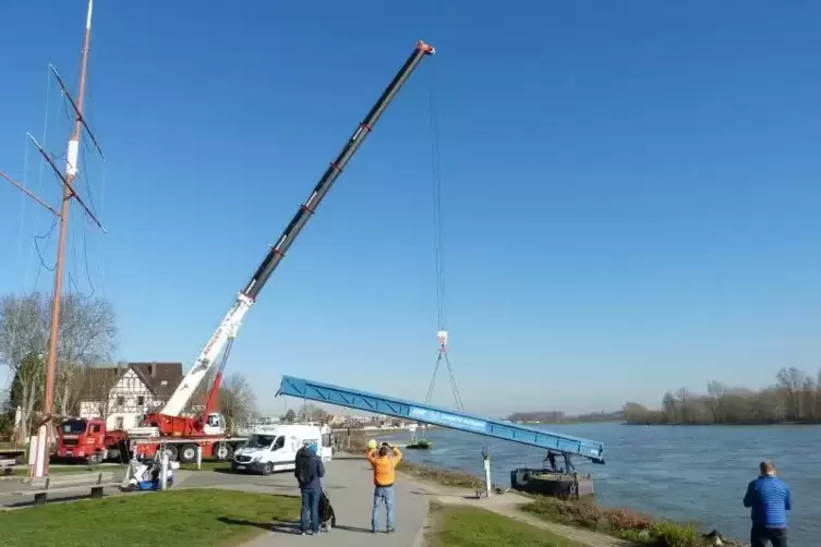 Brücke am Haken: Der neue Anleger wird am Helmut-Kohl-Ufer an Ort und Stelle gebracht. Foto: SWS