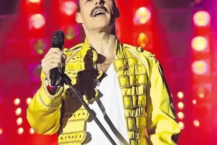 Rob Comber als Freddie Mercury auf der Bühne.