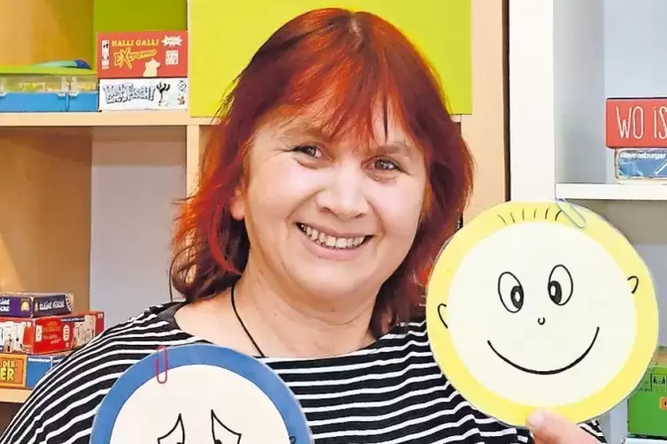Die Heilpädagogin Anne Sayer arbeitet auch mit Emojis, um in Kontakt mit ihren Patienten zu kommen.