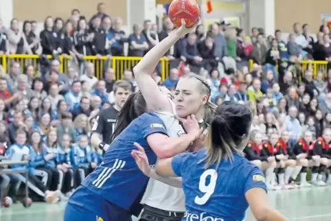 29:28-Sieg im ersten Spiel: Deutschland Rebecca Rott wird von zwei Französinnen geblockt.