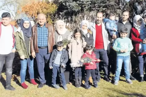 Neu-Eisenberger: die drei Familien aus Syrien vereint auf einem Foto.