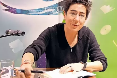 Engagiert gegen Rassismus und für Zivilcourage: Dunja Hayali signiert bei Thalia am Paradeplatz Bücher.