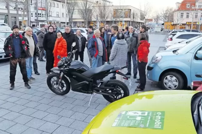 Ein paar Vorreiter gibt es schon: Beim E-Mobilitätstreffen auf dem Luitpoldplatz in Grünstadt waren Besitzer von Stromfahrzeugen Ein paar Vorreiter gibt es schon: Beim E-Mobilitätstreffen auf dem Luitpoldplatz in Grünstadt waren Besitzer von Stromfahrzeugen