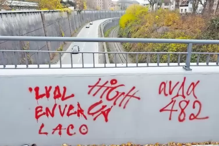 Auf der Fußgängerbrücke am früheren Evangelischen Krankenhaus ist ein Graffito mit den Namen der Rapper der Gruppe „High up“ zu 