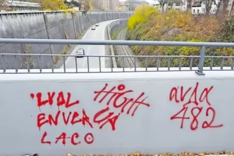 Auf der Fußgängerbrücke am früheren Evangelischen Krankenhaus ist ein Graffito mit den Namen der Rapper der Gruppe „High up“ zu 