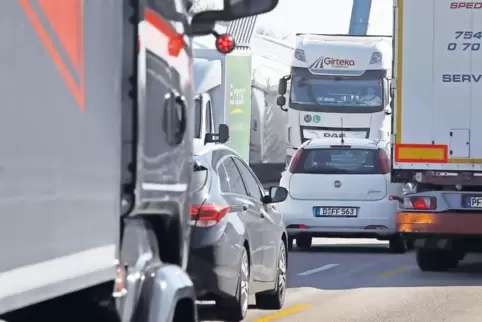 Auf der Rheinbrücke geht es zurzeit eng zu – für manchen allzu eng.