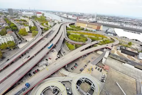 Blick über den Rhein hinweg: Der Verkehr, die Hochstraßen, die Brücken sowie die BASF (Bild unten) prägen das Bild Ludwigshafens