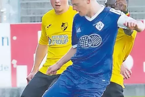 Spielte 86-mal in der Oberliga für den FK Pirmasens: Jannik Nagel (in Blau), der nächste Runde Spielertrainer der SG Bruchweiler