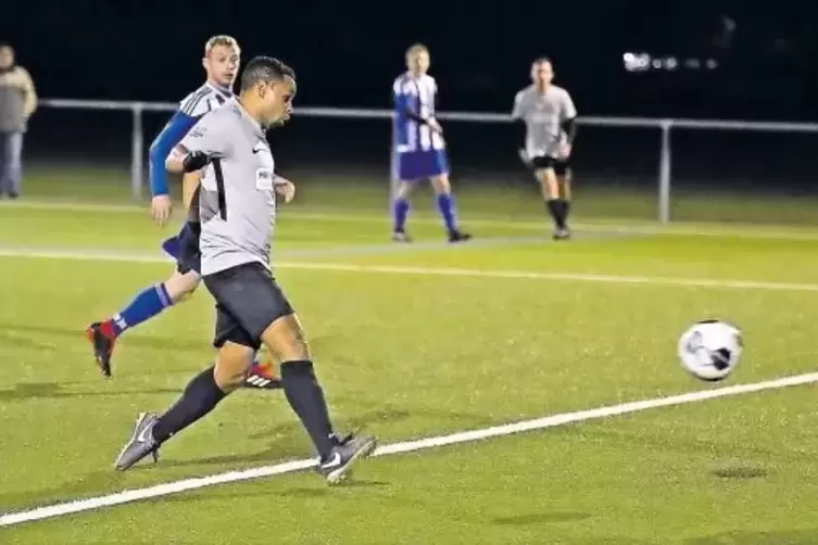 Battweilers Brian Schnur (in Grau) lässt Niederauerbachs Torwart Robin Koch im Kreispokal-Halbfinale beim 0:3 keine Chance.