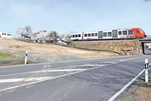 Die neue Brücke wird auf der Nordseite der Kreisstraße gebaut und im Oktober eingeschoben.