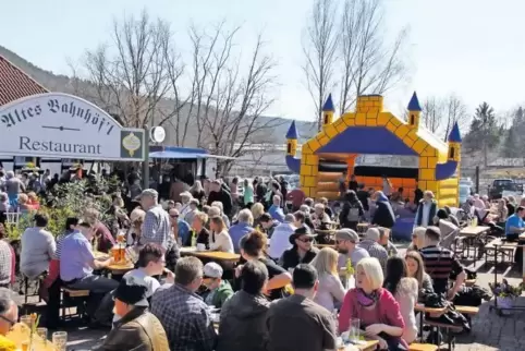 Beliebter Treffpunkt beim Reichenbacher Frühlingsfest: „Altes Bahnhöf’l“.