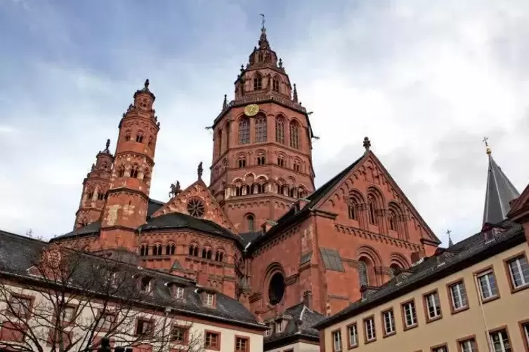 Seit eineinhalb Wochen funktioniert eine der neuen Glocken des Mainzer Doms nicht mehr. Foto: dpa 